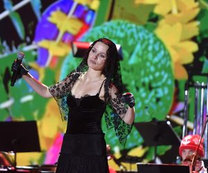 Steczkowska w czerwieni i Margaret w futrze. Tak gwiazdy wystroiły się na koncert 11 listopada [GALERIA]