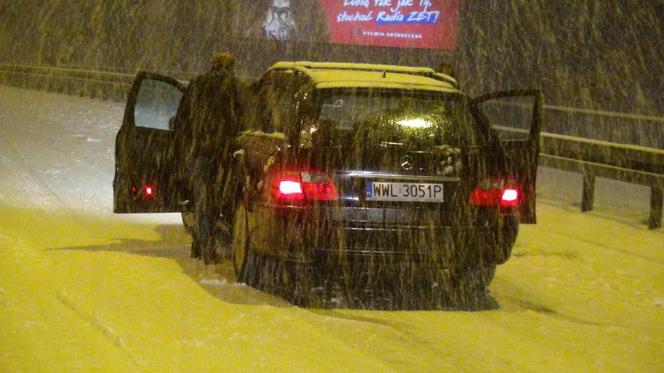 Potężna śnieżyca sparaliżowała Warszawę! Tony śniegu przykryły ulice