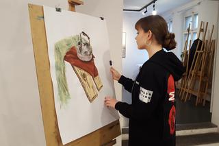 Młode talenty rysują i malują na warsztatach w MBWA w Lesznie