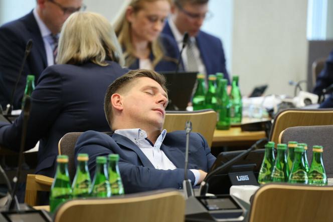 Poseł Bartosz Kownacki śpi w czasie posiedzenia komisji sejmowej