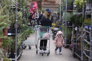 Joanna Kurska jak amerykańska gwiazda buszuje w sklepie ogrodniczym