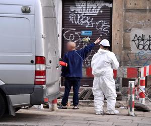 Ciała były zakopane na podwórku. Co się stało w kamienicy w Warszawie? Czy ciał może być więcej?