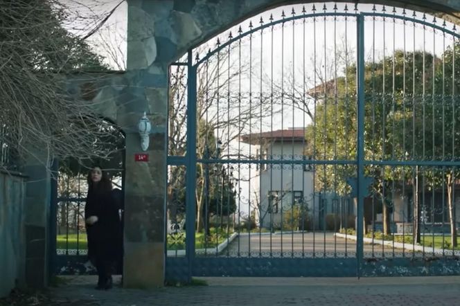 Wykorzystując chwilę nieuwagi, Seher wymknie się z domu 