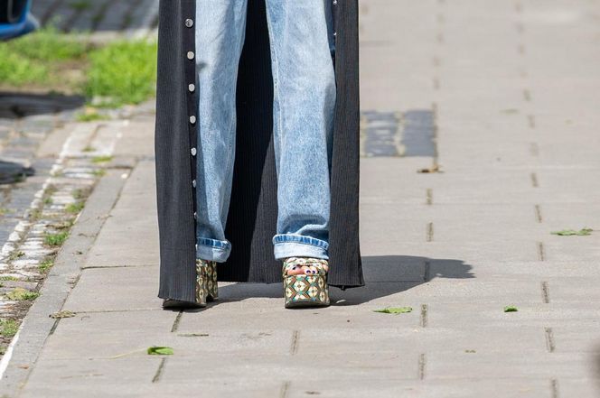 Monika Olejnik w butach Miu Miu za krocie i porwanych dżinsach! Ta stylizacja szokuje