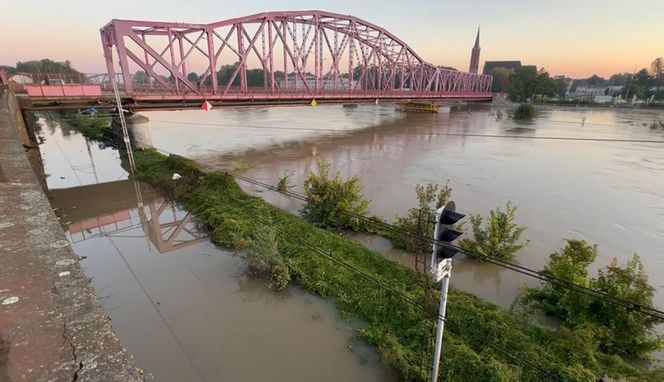 Głogów przygotowuje się na fale wezbraniową na Odrze. Ta ma dotrzeć około godziny 14