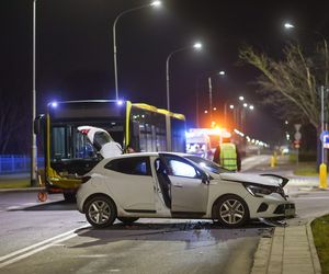 Zderzenie autobusu z osobowym renaultem