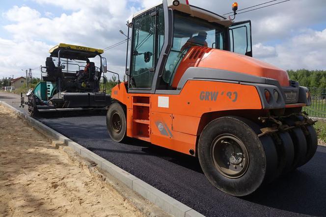 Prace na drodze Nowy Świat – Ludwików: Droga równa jak stół! Kiedy kierowcy nią przejadą? 