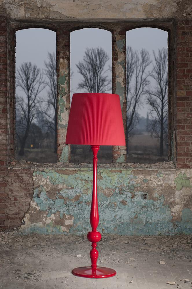 Czerwona lampa podłogowa retro