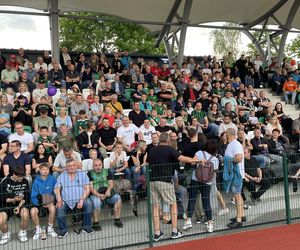Kibice na otwarciu stadionu w Starachowicach