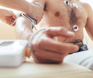 Smartfon w kieszeni może zakłócić wynik badania serca. Ten dystans chroni przed błędną diagnozą kardiologiczną