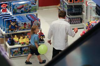 TWARDY SCYZORYK MIĘKNIE PRZY SYNU.