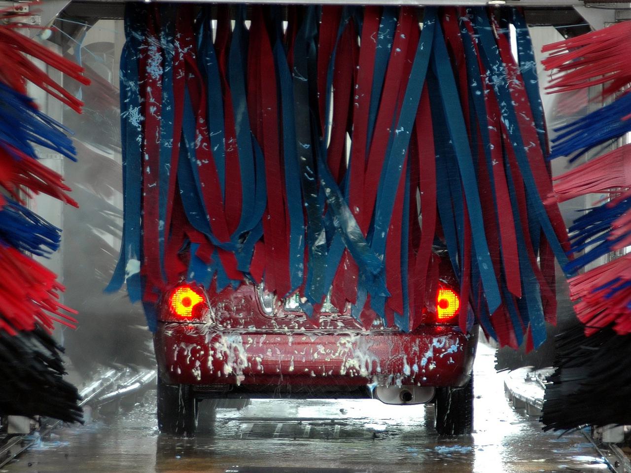 Ile zapłacimy za czyszczenie auta w 2023 roku? Sprawdzamy