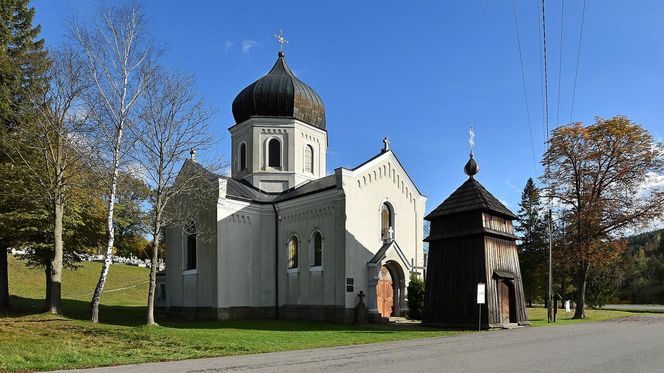 To dawna wieś królewska w Małopolsce. W pobliżu cerkwi wydobywano ropę naftową