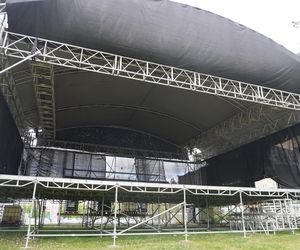 Miasteczko juwenaliowe w budowie