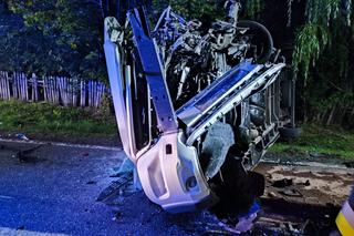 Czołowe zderzenie osobówki z busem w Strzelcach! Zginęła jedna osoba [ZDJĘCIA]