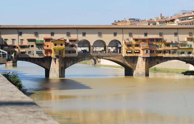 Największe targowisko na moście? Średniowieczny most Ponte Vecchio we Florencji to most mieszkalny, dziś pełen sklepów złotniczych. Fot. Mihael Grmek