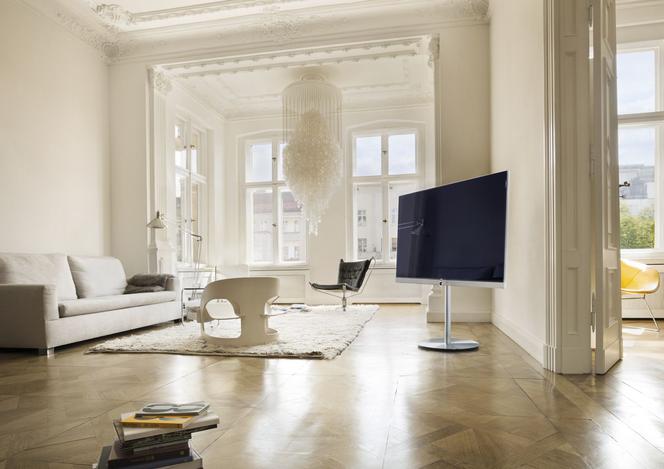 Kino domowe w salonie: duży telewizor czy projektor? Wady i zalety!