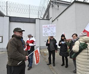 Oczekiwanie na wyjście ks. Michała Olszewskiego na wolność