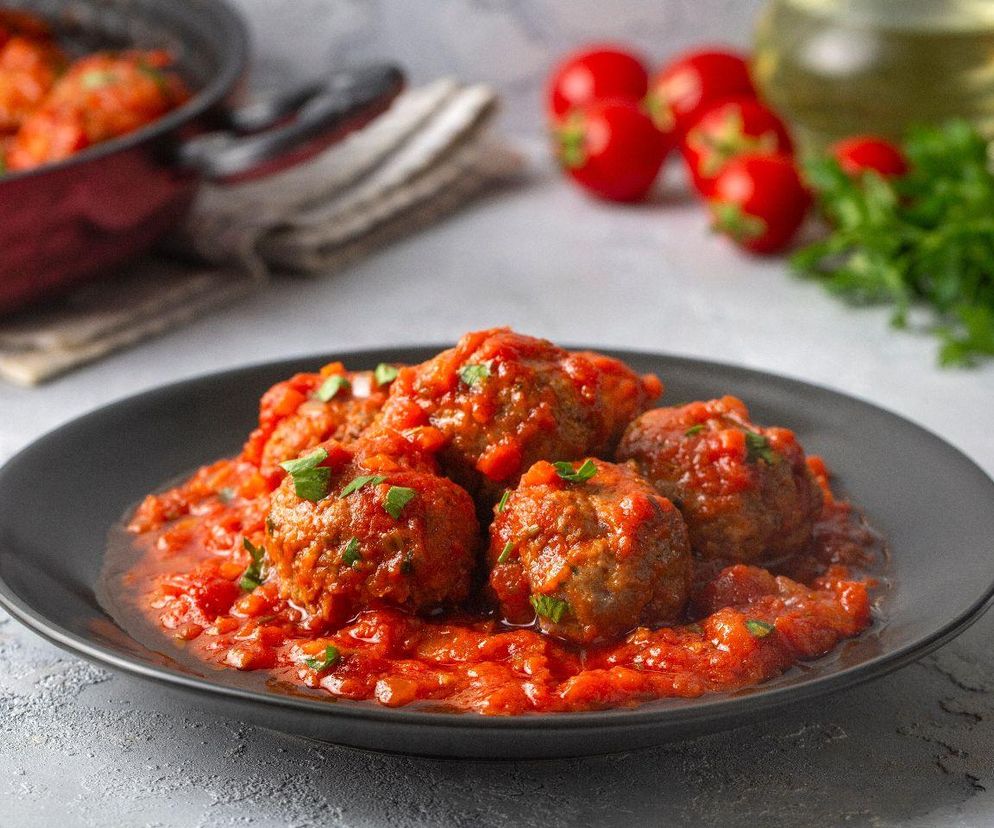 Soczyste klopsiki w sosie robię według bałkańskiego przepisu. Zawsze się udają i smakują wyśmienicie 