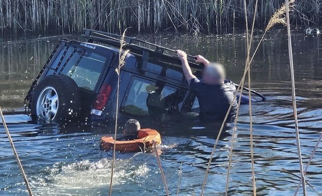 Nietrzeźwy utopił terenówkę w stawie. Potem zaczął pływać i śpiewać