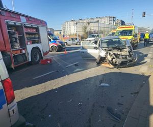 Potworny wypadek w Warszawie. Roztrzaskane trzy samochody, w tym jeden radiowóz. Policjanci trafili do szpitala