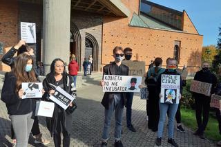 Protest pod kościołem św. Antoniego w Lesznie