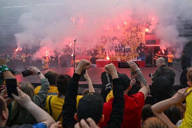 Tak świętowali piłkarze Motoru Lublin awans do ekstraklasy. Wierni kibice nie zawiedli [GALERIA]