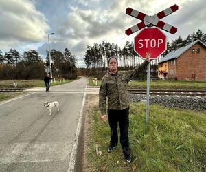 Rodzina zginęła na torach. Świadek mówi o wielkim huku. Pociąg pchał wrak auta