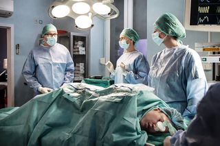 Pierwsza miłość, odcinek 3959: Julita umrze po wypadku? Pakulski i Małgorzata uśmiercą ją podczas operacji i wytną narządy?  - ZWIASTUN