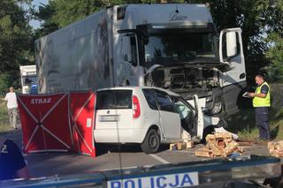 Potworny wypadek pod Siedlcami. 69-latka zmiażdżona przez tira. Wcześniej sprzedawała truskawki