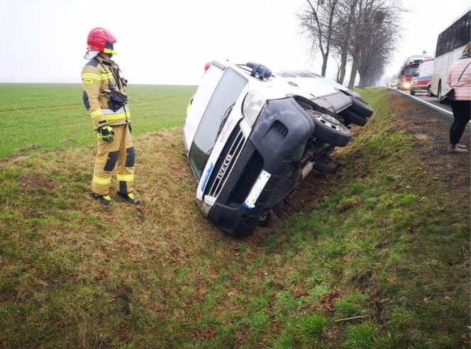 Krzywizna: Wypadek na DK 11. W busie niepełnosprawne dzieci. Są ranni! [ZDJĘCIA]