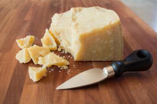 Parmezan: ser z krowiego mleka. Ile ma kalorii?