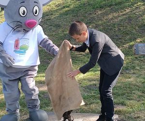 Teraz nie tylko Bydgoszcz ma swoje myszki. Pierwsza figurka uśmiechniętego gryzonia stanęła w Kruszwicy, pod Mysią Wieżą