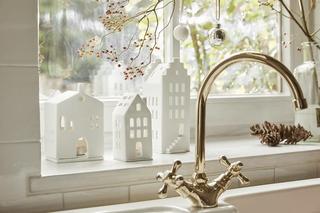 Zrób to z klasą! 26 pomysłów na świątęczną aranżację okna. Jak je udekorować okno na Boże Narodzenie?