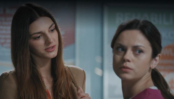 M jak miłość odc. 1887. Kasia (Paulina Lasota), laborantka Anka Sokołowska (Katarzyna Russ)