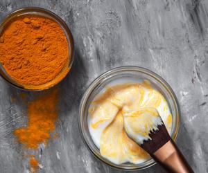 Ta maseczka poradzi sobie z niedoskonałościami i zmarszczkami. Wystarczą 3 składniki