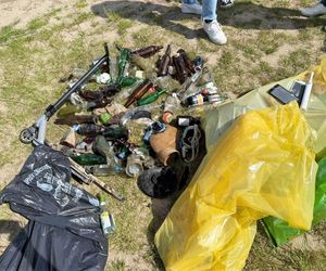 Płetwonurkowie oczyszczali plaże w Iławie. W wodzie masa śmieci
