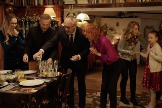 M jak miłość, zabawa sylwestrowa. Werner (Jacek Kopczyński), Andrzej Budzyński (Krystian Wieczorek), pani Ola (Ewa Kolasińska), Sylwia (Hanna Turnau), Viola (Magdalena Waligórska), Nadia (Mira Fareniuk)