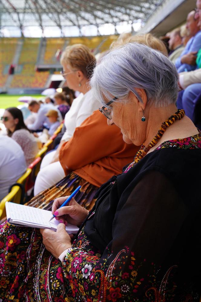 Kongres Świadków Jehowy Białystok 2024. Tłumy wiernych na Stadionie Miejskim