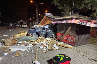 Demolka przy kościele na Podhalu. Skoda staranowała stragany