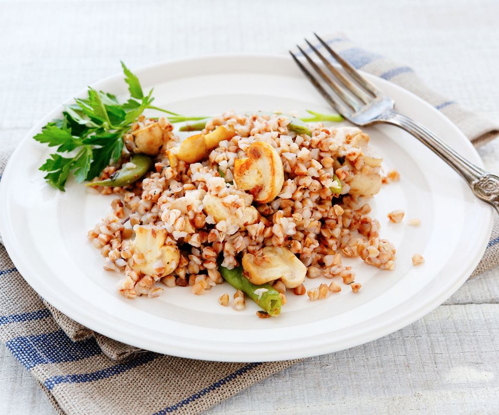 Kasza gryczana z racji swoich zalet zasługuje na więcej, niż bycie skromnym dodatkiem do drugiego dania