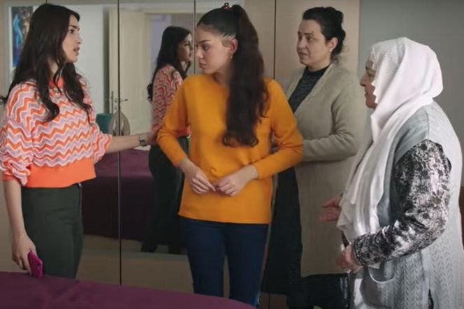 Wszystkie trzy zrobią sobie pamiątkowe zdjęcie. Yasemin wreszcie się uśmiechnie! 