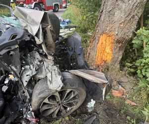 Samochód z czteroosobową rodziną uderzył w drzewo. Tragiczny wypadek na trasie Górowo Iławeckie – Kamińsk