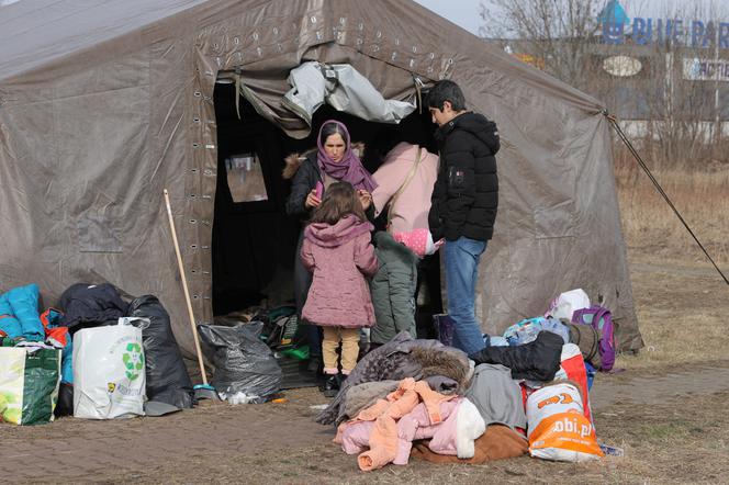 Miasteczko pomocy dla uchodźców z Ukrainy na parkingu w Przemyślu