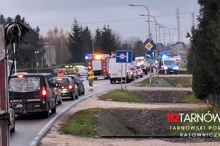 Łęg Tarnowski. Wypadek z udziałem dwóch osobówek i motoroweru