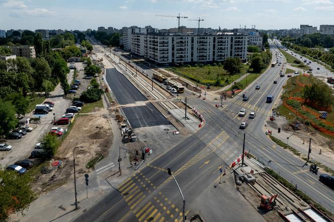 Niedziela i 30-stopniowy upał. Robotnicy w pocie czoła pracują na budowie tramwaju do Wilanowa 