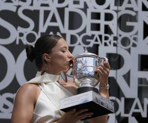 Zjawiskowa Iga Świątek świętuje zwycięstwo w Roland Garros