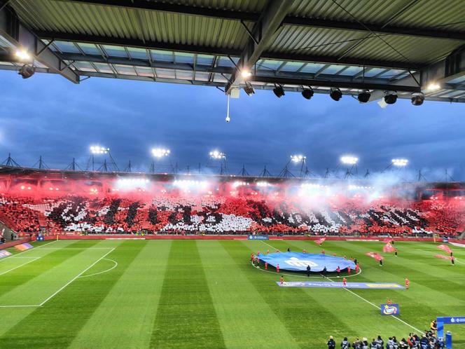 Legia vs. Widzew. Na stadionie w Łodzi zbierają się kibice