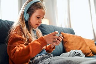 Planujesz dać dziecku smartfona? Nie rób tego za wcześnie. Kluczowa granica wieku