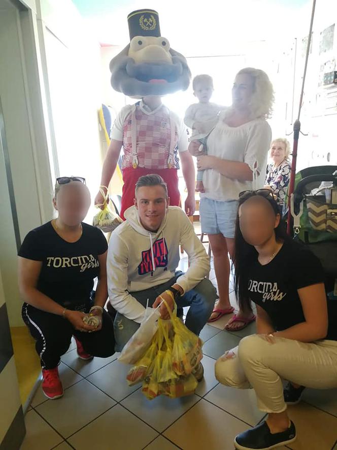 Torcida Girls odwiedziły dzieci z onkologii. Towarzyszył im Szymon Żurkowski [ZDJĘCIA]